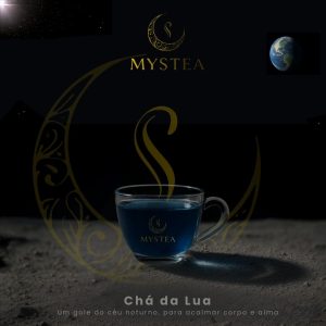 Xícara transparente com chá azul da marca Mystea sobre superfície semelhante ao solo lunar, com elementos gráficos dourados, o logotipo da Mystea e a Terra visível ao fundo em um cenário escuro estrelado.