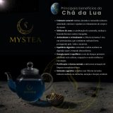 Material visual da marca Mystea apresentando os principais benefícios do “Chá da Lua”, com lista descritiva, logotipo da marca, chaleira de vidro com infusão azul e um pequeno recipiente com o blend de ervas.