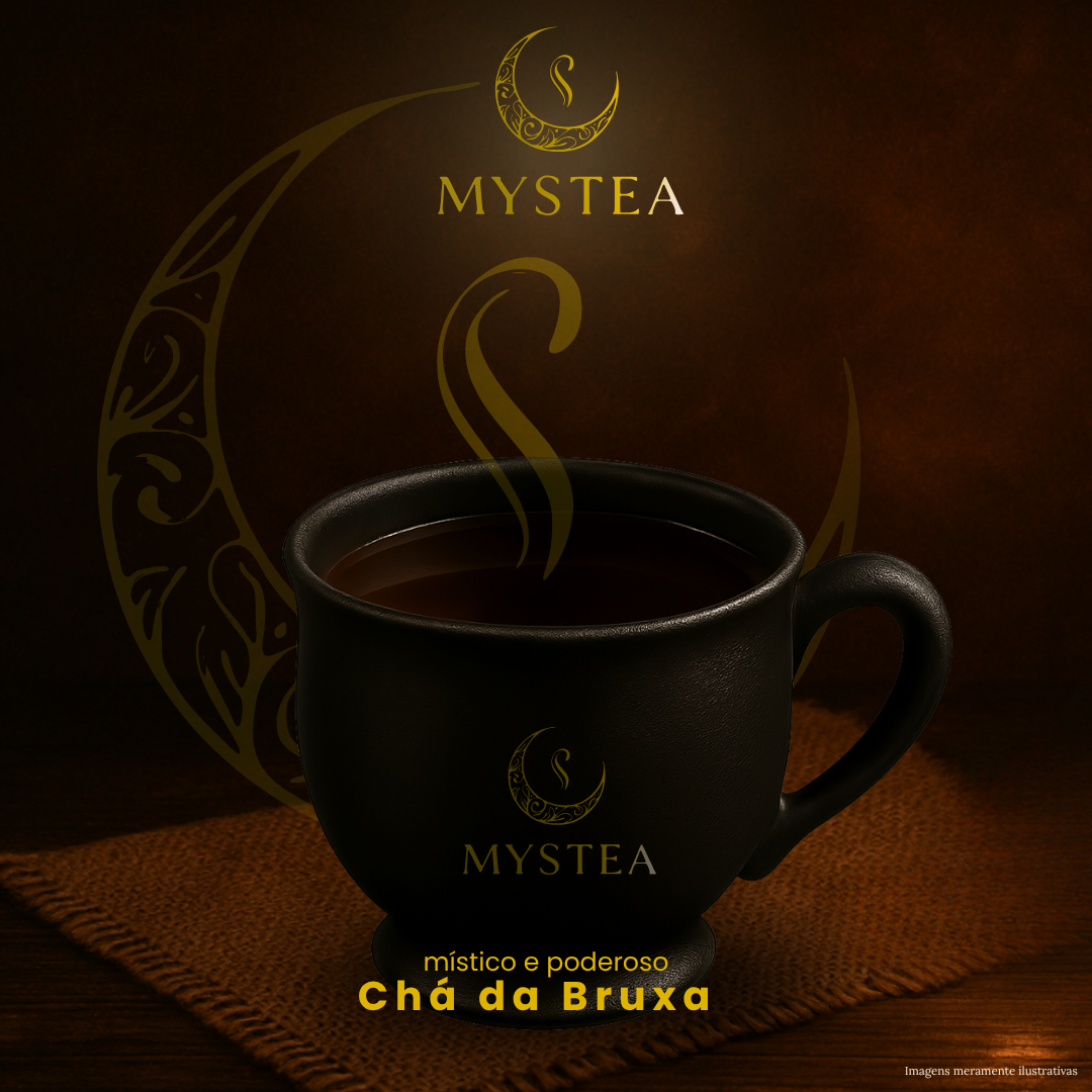 Chá da Bruxa Mystea – Místico e Poderoso Xícara preta com chá quente exibindo o logotipo dourado da marca Mystea, sobre superfície rústica marrom, com fundo decorado e o texto “místico e poderoso – Chá da Bruxa”.