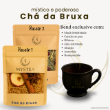 Dois pacotes de chá Mystea, Pacote 1 e Pacote 2, ao lado de uma xícara preta com chá e uma lista de ingredientes do blend exclusivo do “Chá da Bruxa”.
