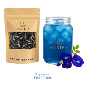Pacote de flores secas de Clitoria ternatea ao lado de um jarro com chá azul gelado da Mystea, decorado com flores frescas de fada azul. Texto indicando que 2 gramas fazem 1 litro de chá.