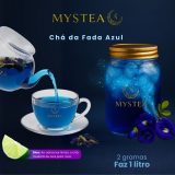 Chá azul sendo servido de uma chaleira de vidro para uma xícara transparente, ao lado de um pote grande com infusão azul brilhante, flores de Clitoria ternatea, um pedaço de limão e o texto “2 gramas faz 1 litro”, com dica dizendo que o chá muda de azul para roxo ao adicionar limão.