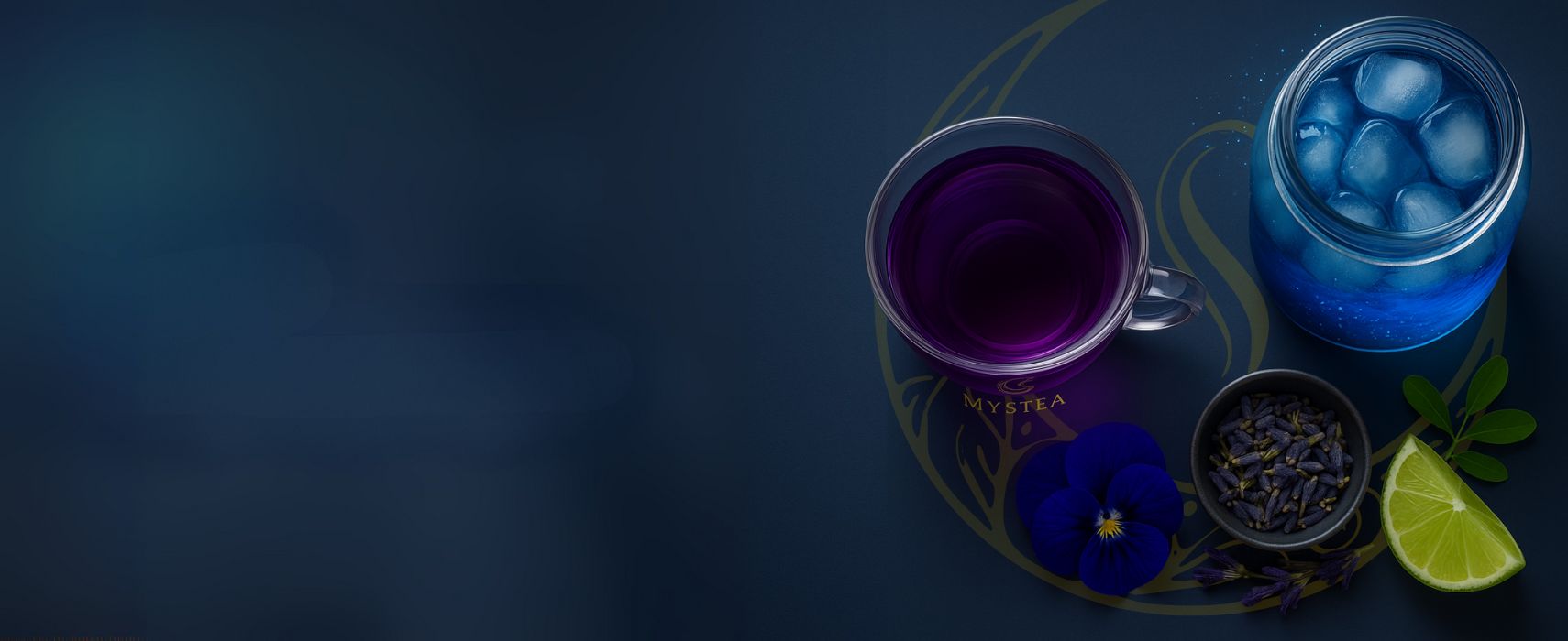 Composição vista de cima com uma xícara transparente de chá roxo, um pote azul com gelo, flores azuis, lavanda seca e uma fatia de limão, sobre fundo azul escuro com detalhes do logotipo Mystea.