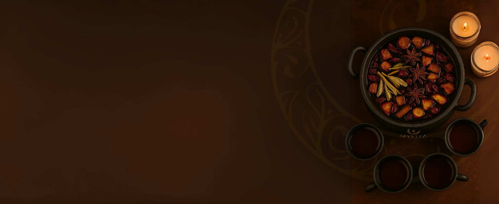 Composição vista de cima com um caldeirão cheio de infusão vermelha com frutas e especiarias, acompanhado por três xícaras escuras e duas velas acesas, sobre fundo marrom com detalhes decorativos sutis.